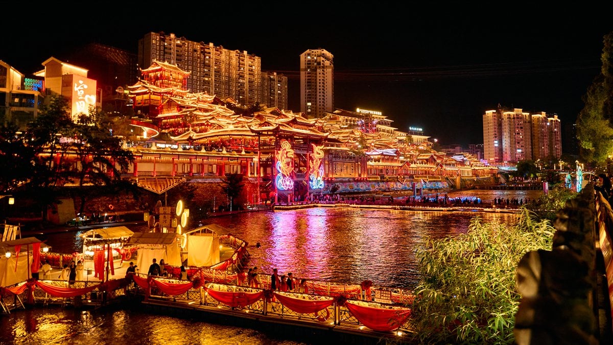 宣恩一河两岸夜景,墨达楼与古建倒映贡水河